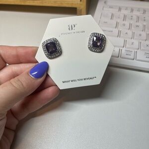 ER55474 A Surprising Stud Earrings